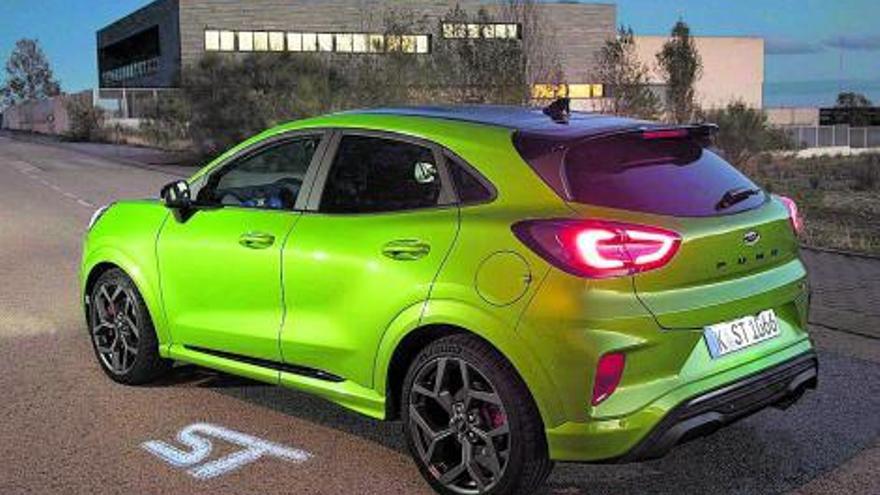 El frontal del Puma ST cuenta con detalles únicos como el splitter en relieve de Ford Performance, y unas rejillas diseñadas para ofrecer una mayor capacidad de refrigeración del motor. El color “Verde Mean” es exclusivo de esta versión ST.