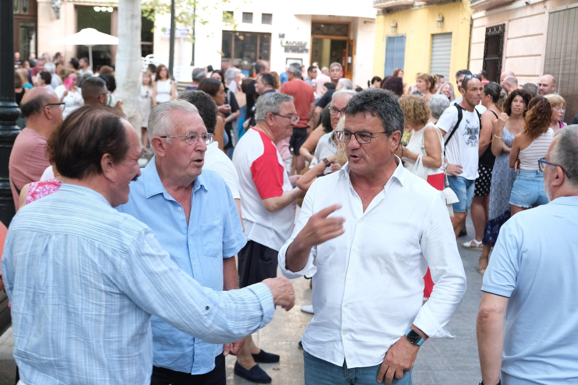 Concentración en apoyo al alcalde de Aspe