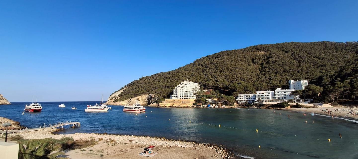 Galería: Un barco de línea choca contra unas rocas y acaba en la playa de cala Llonga