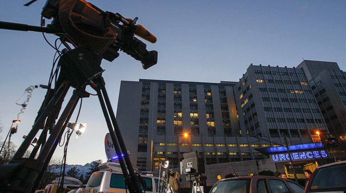 L’hospital de Grenoble on està ingressat Michael Schumacher, envoltat d’unitats mòbils de mitjans de comunicació.