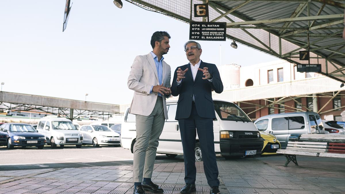 Luis Yeray Gutiérrez y Román Rodríguez, en la antigua estación de guaguas de La Laguna.