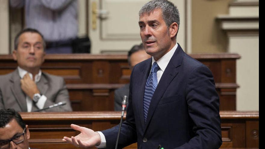 Fernando Clavijo, en el pleno del Parlamento.