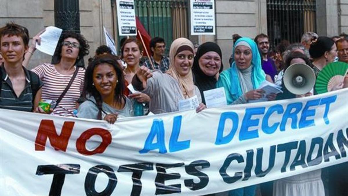 Los concentrados contra la prohibición del burka, ayer por la tarde en la plaza de Sant Jaume de Barcelona.
