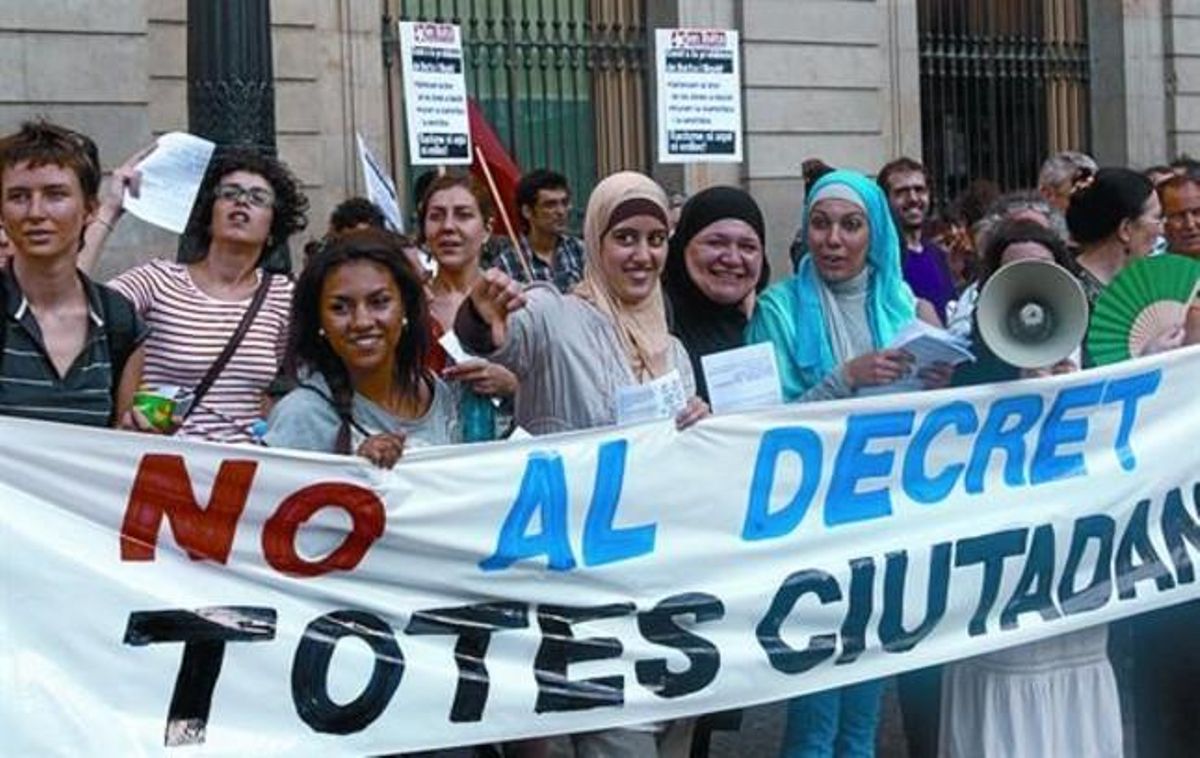 Els concentrats contra la prohibició del burca, ahir a la tarda, a la plaça de Sant Jaume de Barcelona. Els concentrats contra la prohibició del burca, ahir a la tarda, a la plaça de Sant Jaume de Barcelona.