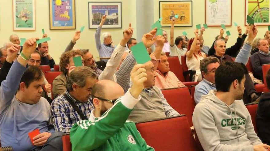 Los socios votan, ayer en la Ciudad Deportiva.