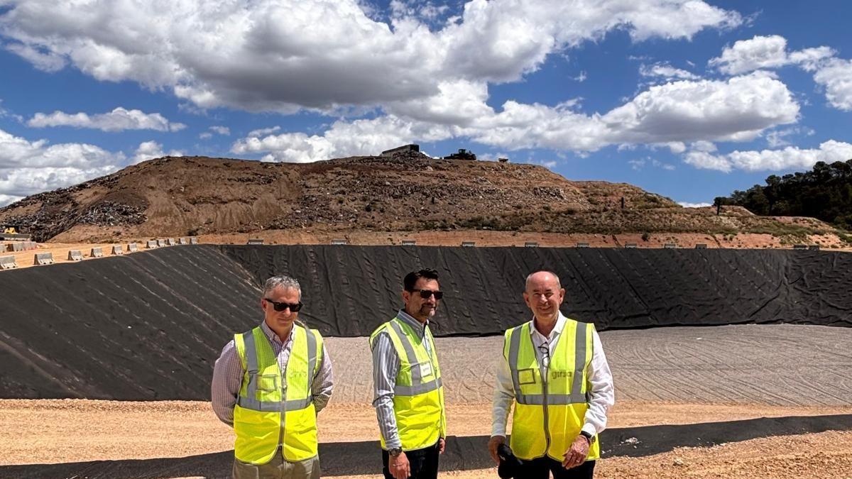 Un momento durante la visita de la Diputación de Valencia y GIRSA a las instalaciones del vertedero de Pedralba.