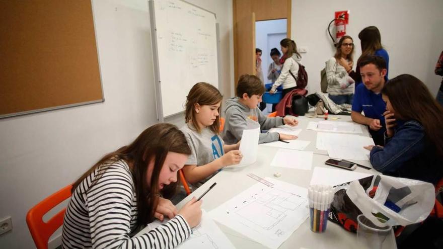 Varios jóvenes, durante un taller contra el tabaquismo.