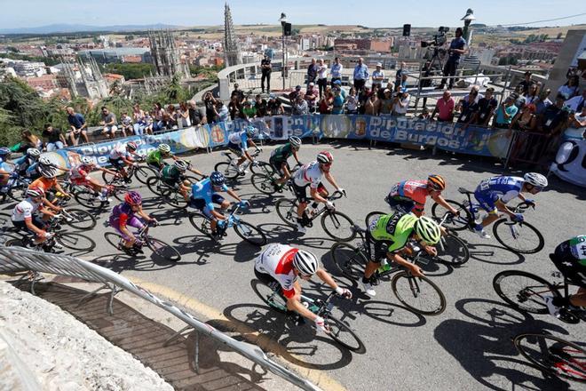 El pelotón de la Vuelta a Burgos a su paso por el Alto del Castillo (Burgos), durante la primera etapa de 162 km, con salida y llegada en Burgos.