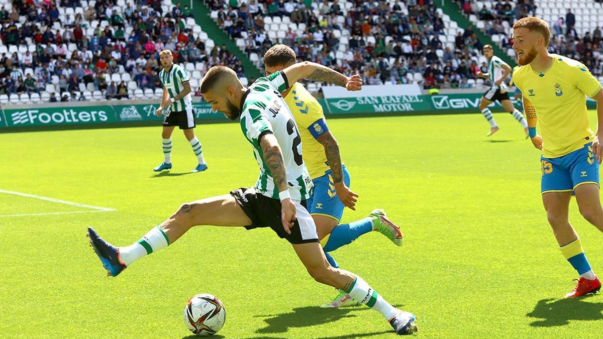 Julio Iglesias mantiene la posesión durante un lance del encuentro ante Las Palmas Atlético en El Arcángel.