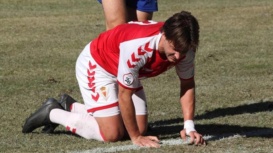 El delantero aguileño Chumbi se lamenta tras no llegar a un centro de Josema en el empate del domingo en Nueva Condomina ante el Jumilla.