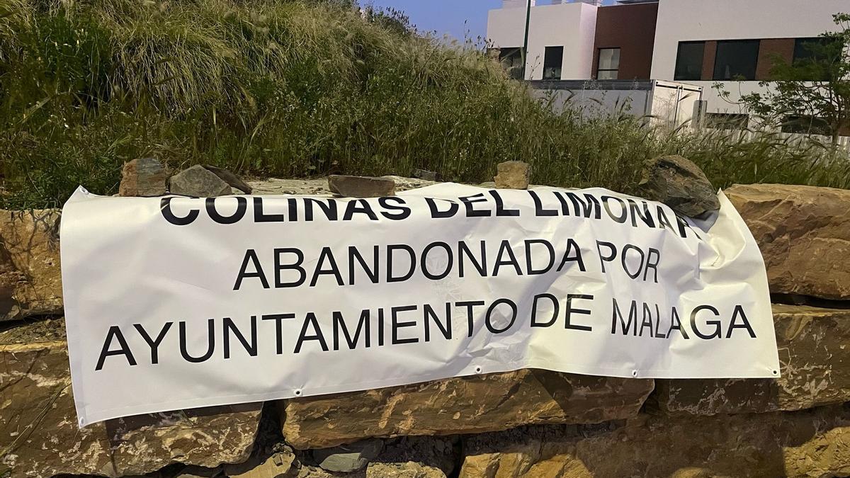 Pancarta de protesta colocada en la calle por un vecino.