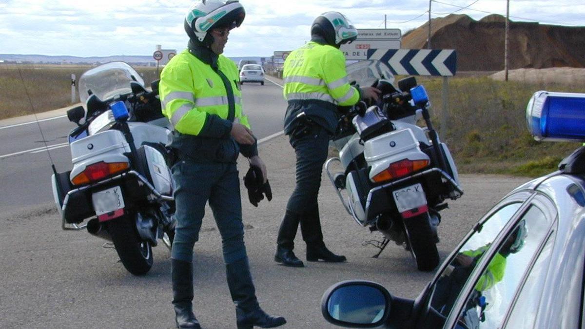 Agentes de la Guardia Civil en las carreteras de Zamora.