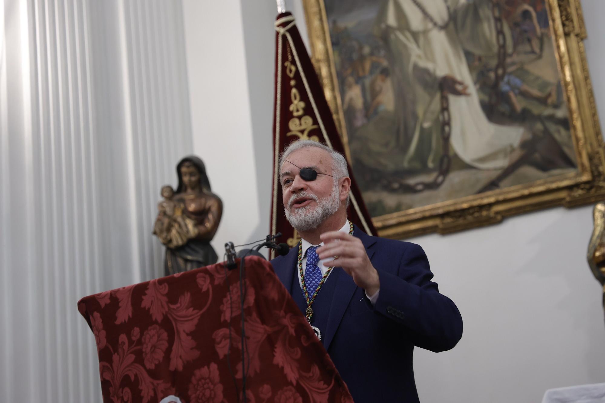 EN IMÁGENES: Así fue el pregón de Semana Santa de la Hermandad de los estudiantes en Oviedo