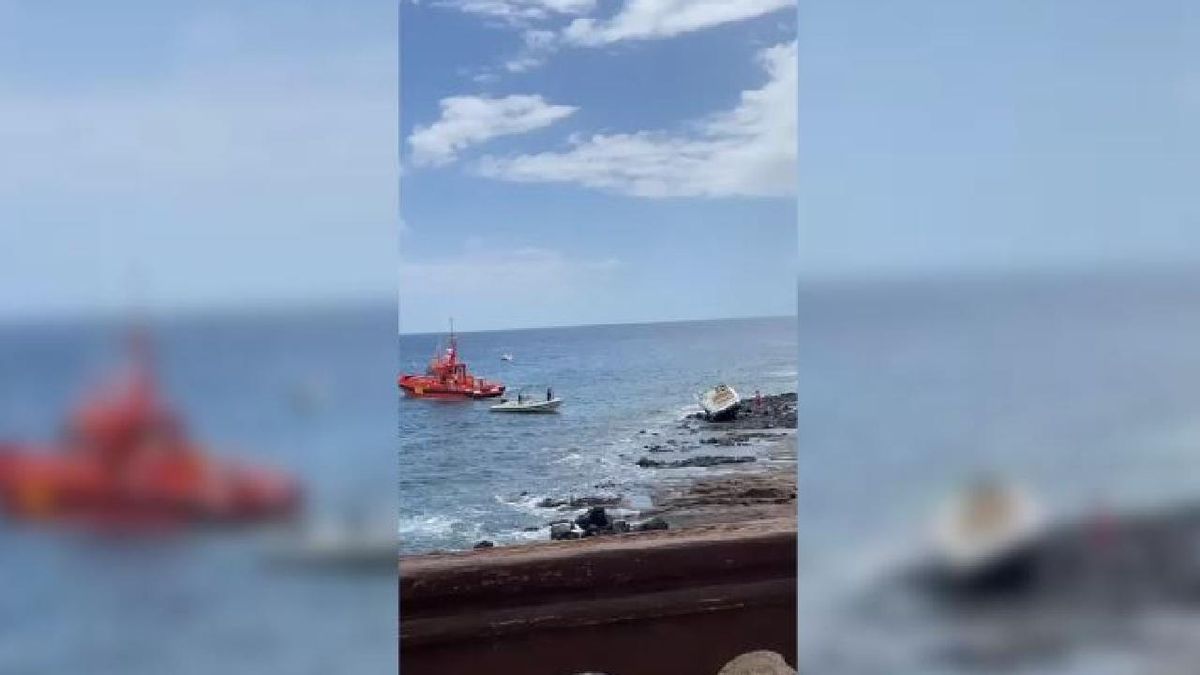 Salvamento rescata una embarcación, varada en unas rocas en Adeje