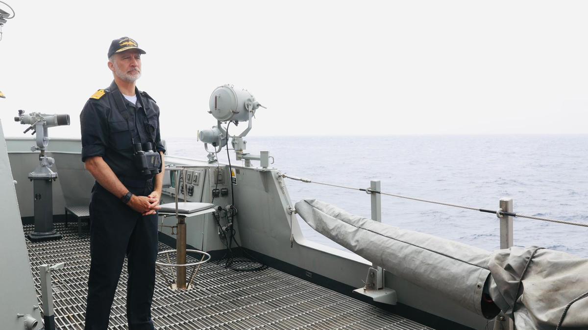 Felipe VI presencia un ejercicio de tiro de la Armada con misiles al sur de Canarias