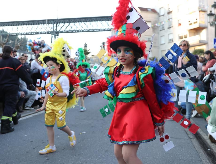 Redondela llena de colores sus calles // R. Grobas