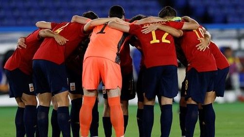 La selección española hace una piña antes de un partido.