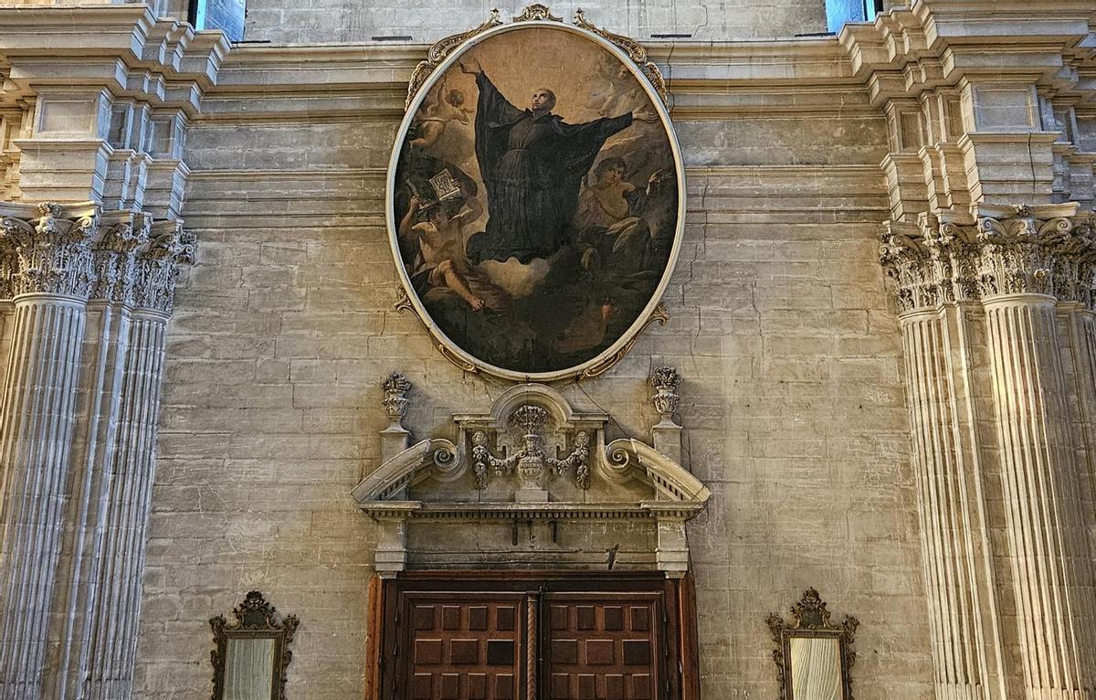 La verdad sobre el enorme cuadro ovalado de la Catedral de Málaga que las leyendas afirman que está pintado sobre piel de elefante