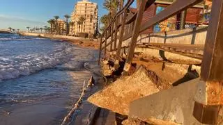 El mar se "traga" parte de la playa del Cura de Torrevieja y obligará a derribar una de sus rampas de acceso