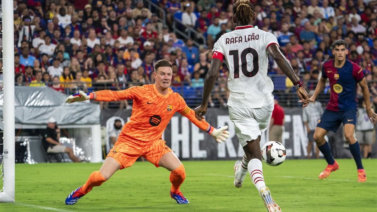 Ter Stegen, en una acción ante el milanista Rafael Leao