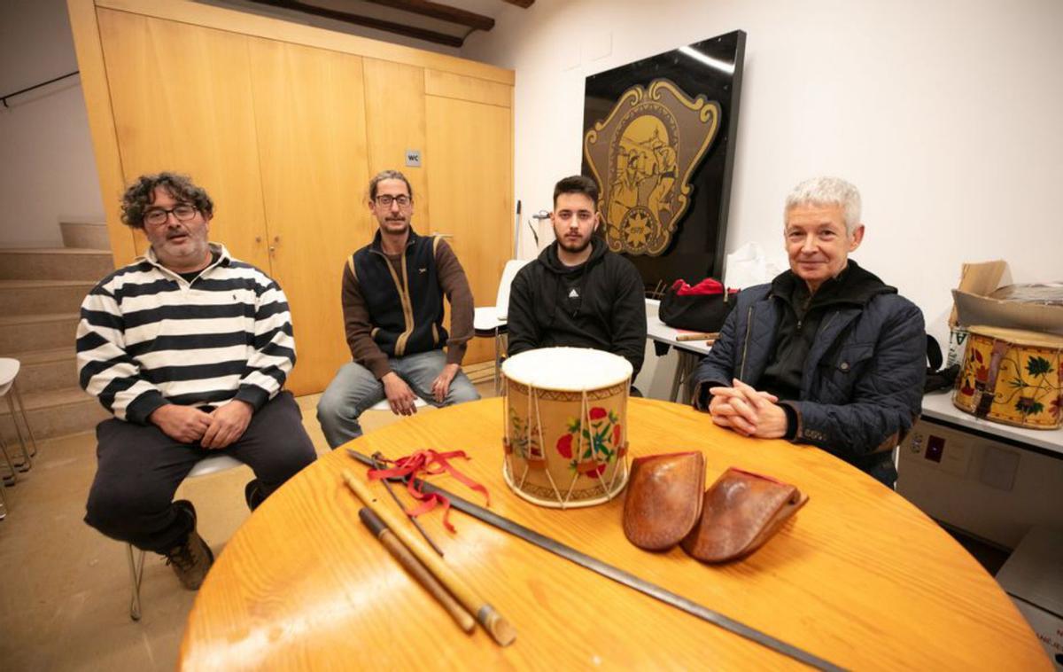 Juanjo Torres, Gorka Darder y Toni ‘Marc’ delante de la iglesia de la parroquia de Jesús durante un ensayo. | VICENT MARÍ