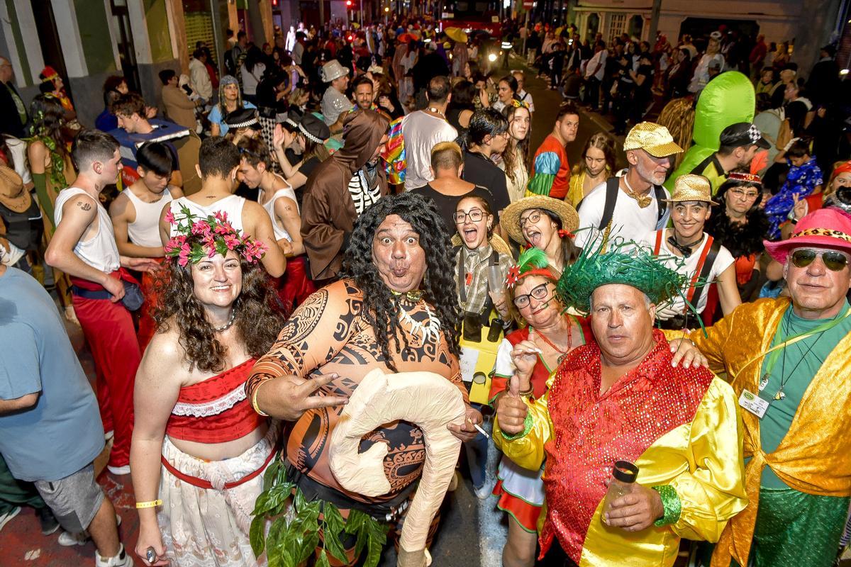 Mascaritas tras una de las carrozas de la Cabalgata del Carnaval de Las Palmas de Gran Canaria.