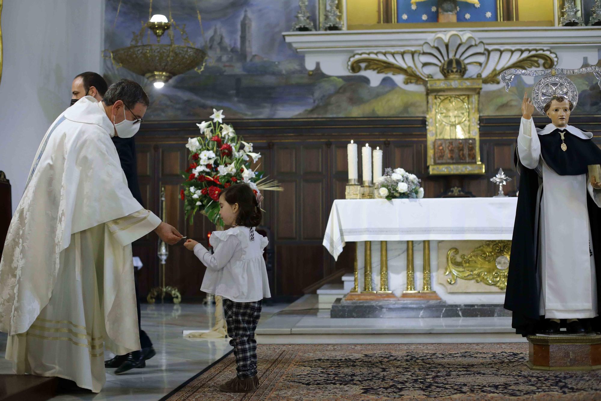 San Vicente Ferrer del Altar del Pilar sale a la puerta de la iglesia.