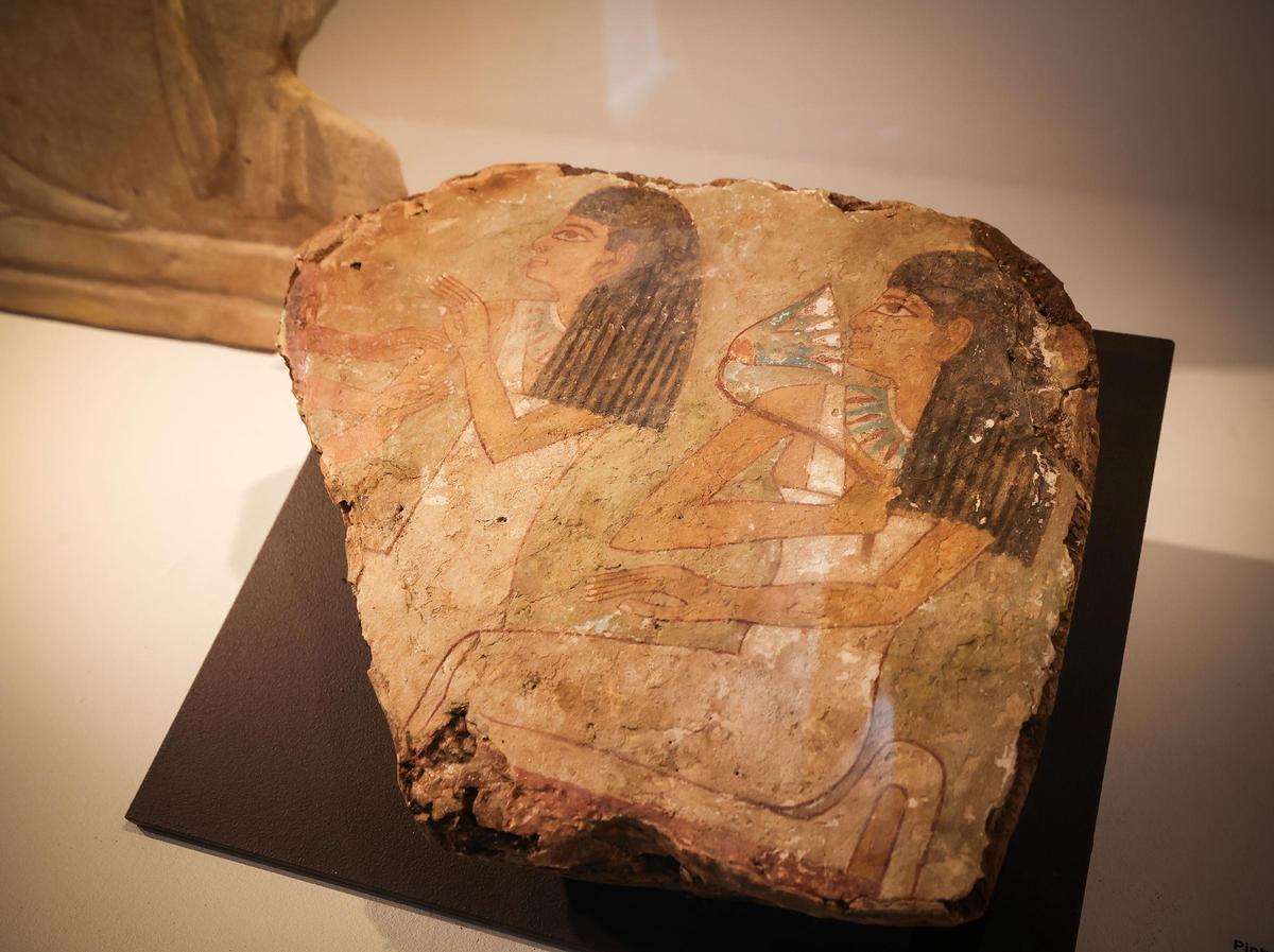 Detalle de la pintura parietal con una escena de banquete funerario