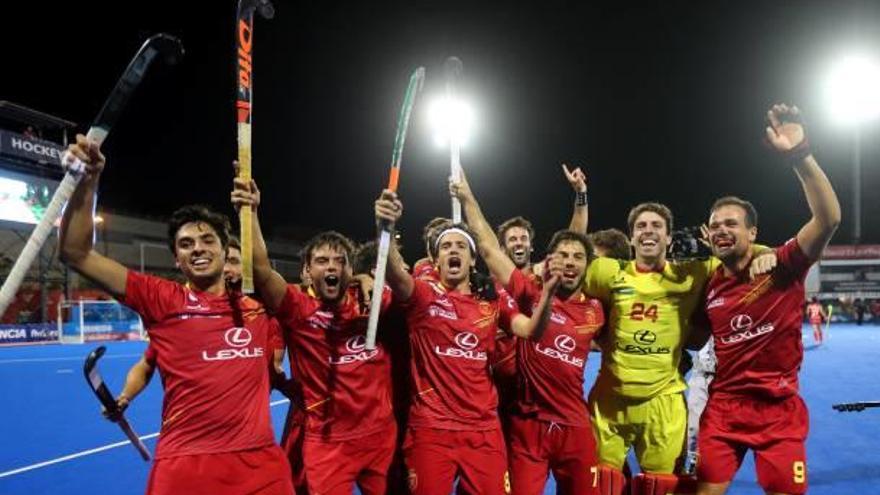 Los jugadores de la selección española celebran el triunfo en el polideportivo de Beteró, el sábado.