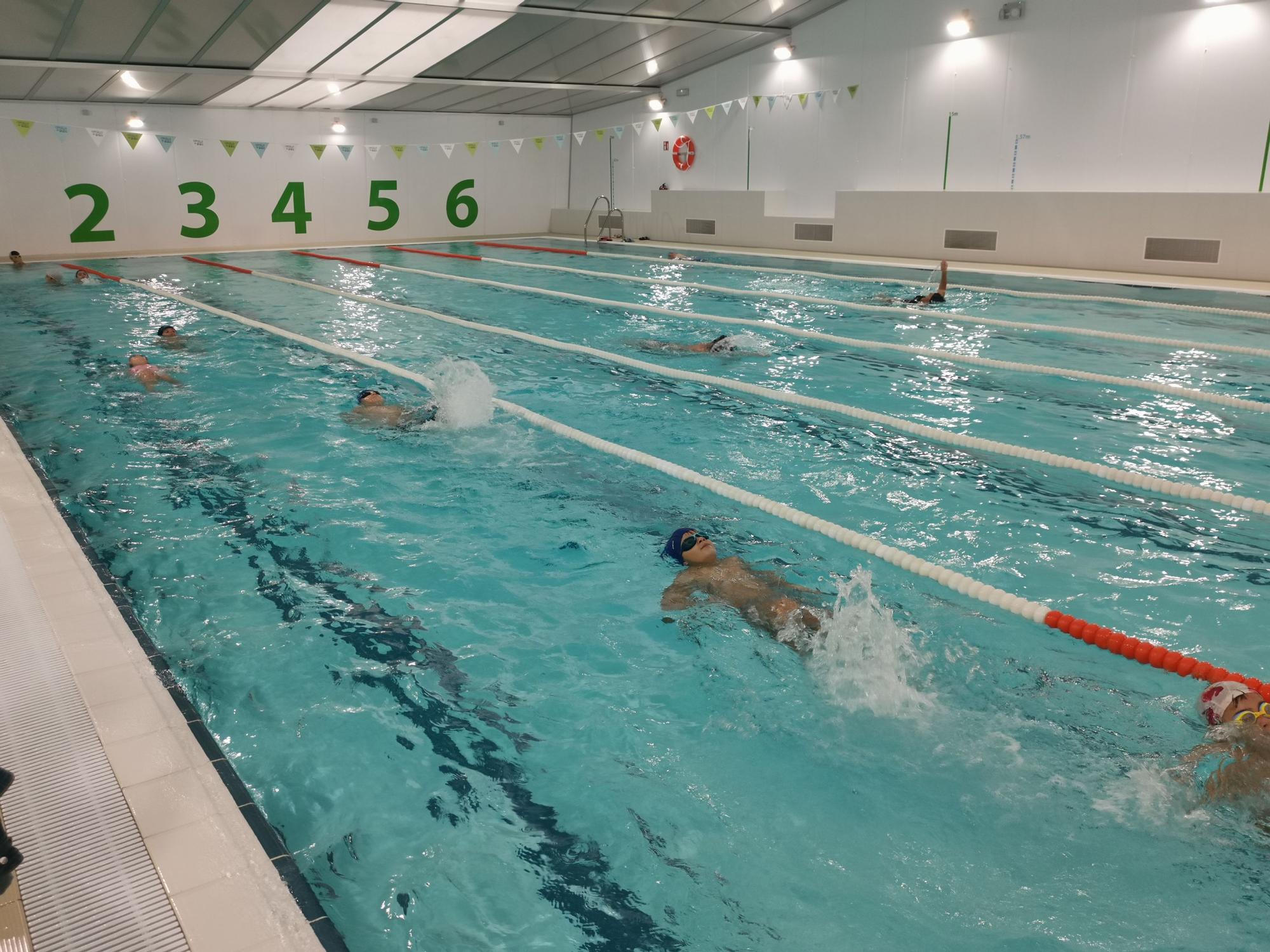 Inicio de los cursos de natación en la piscina de As Lagoas, en Bueu