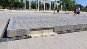 Baldosas desprendidas en la fuente de Glòries tras cortarle el agua