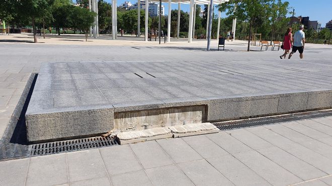 Baldosas desprendidas en la fuente de Glòries tras cortarle el agua