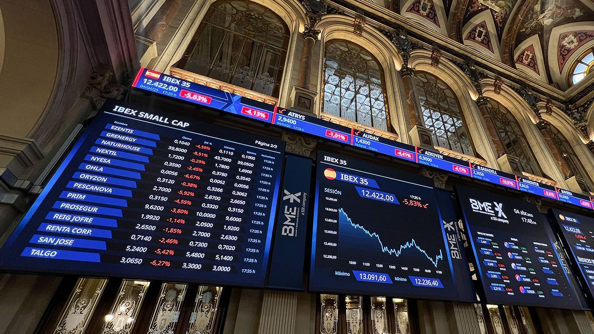 Paneles en la bolsa de Madrid.