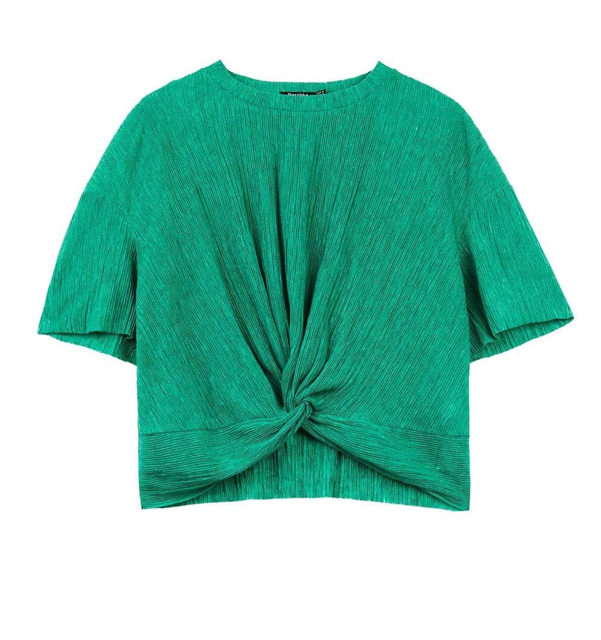 Camiseta con nudo verde de Bershka. (Precio: 12, 99 euros)