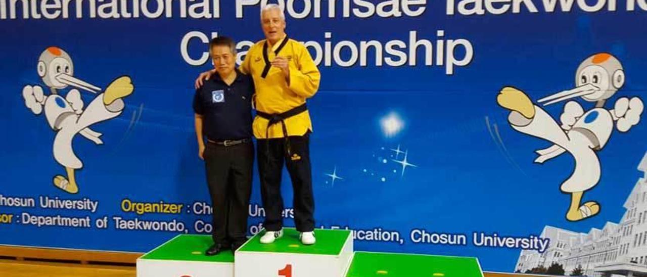 El corverano Bernardo Rodríguez Cánovas y su maestro, Kee-Seo, en el podio del campeonato internacional celebrado en Corea del Sur.