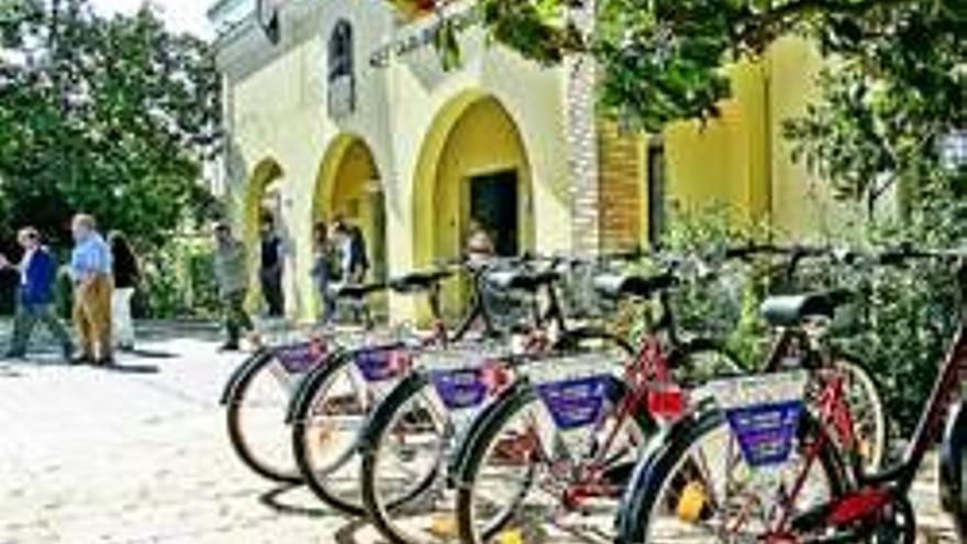 La residencia Hernán Cortés estrena servicio de préstamo de bicicletas