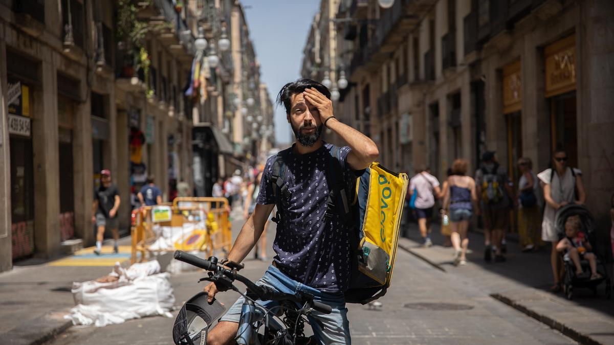 Repartidor durante una ola de calor