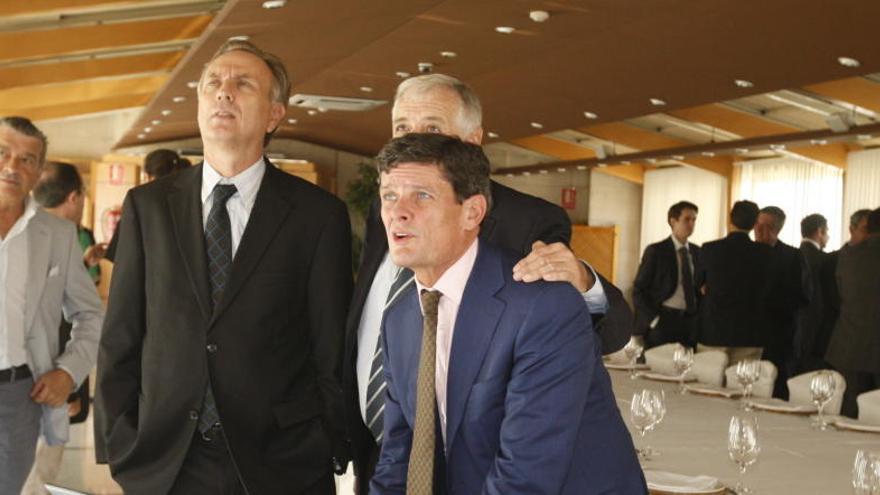 Jaime Echegoyen, presidente de la Sareb, a la derecha, junto a Teodoro Cano y Bruno Dureux.