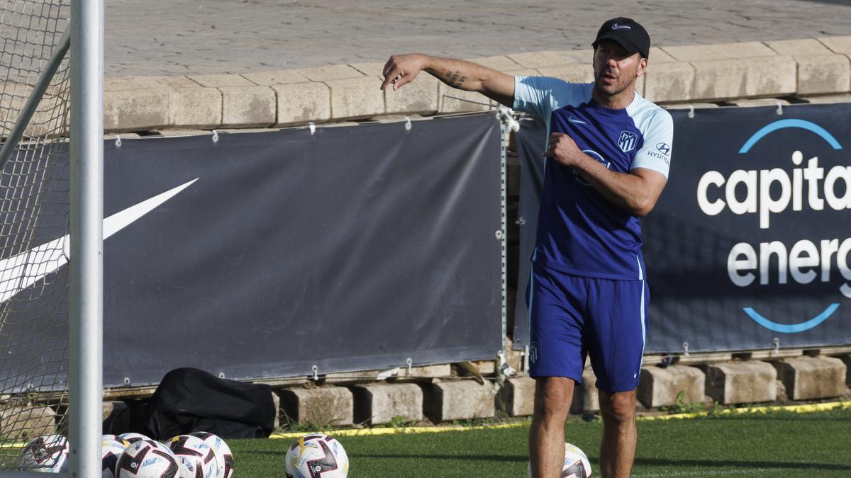 Simeone durante el último entrenamiento antes de enfrentarse al Valencia