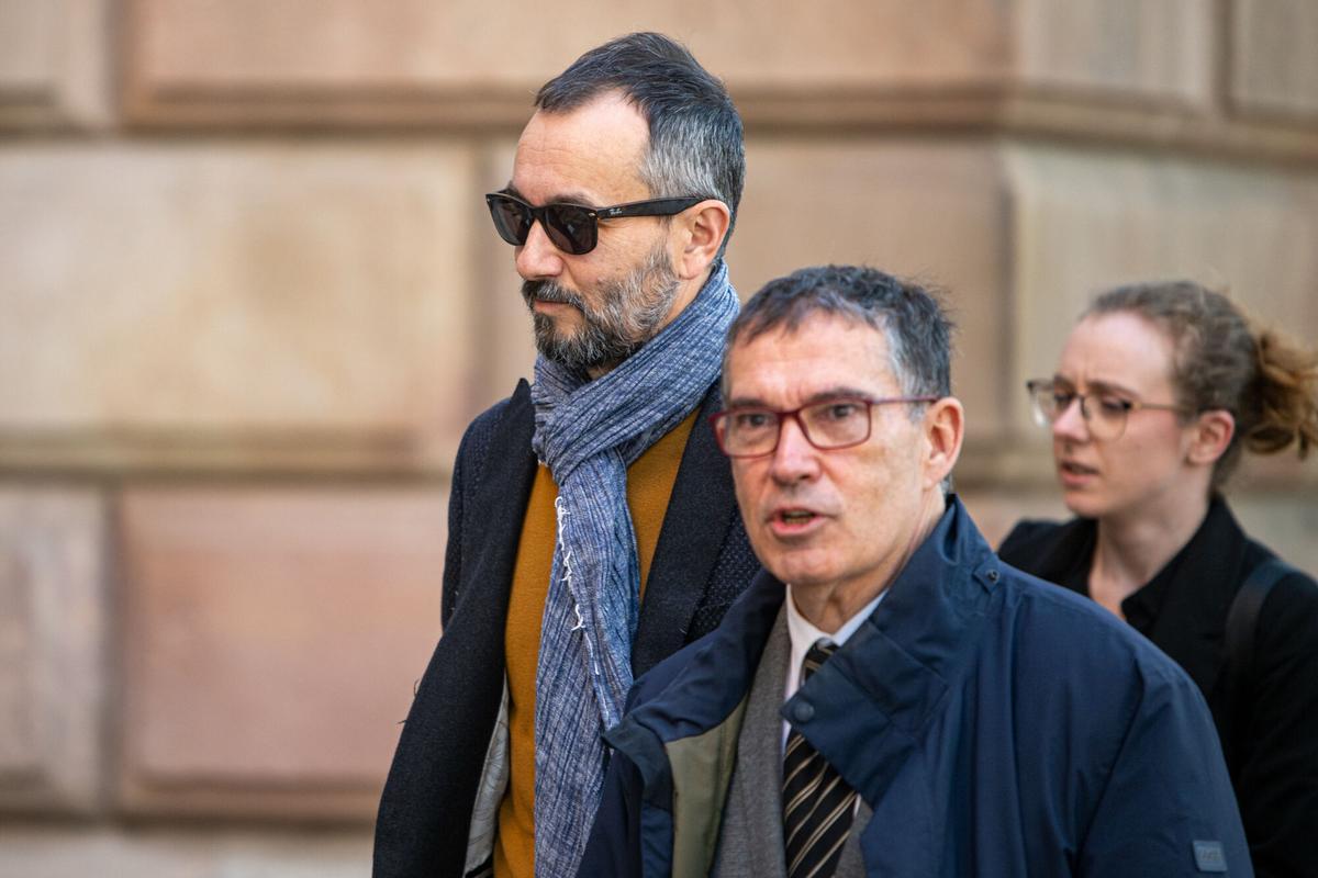 El humorista Jair Domínguez (c) a su llegada a la Audiencia de Barcelona, a 14 de abril de 2026, en Barcelona, Catalunya (España).