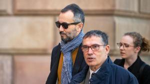 El humorista Jair Domínguez (c) a su llegada a la Audiencia de Barcelona, a 14 de abril de 2026, en Barcelona, Catalunya (España). 