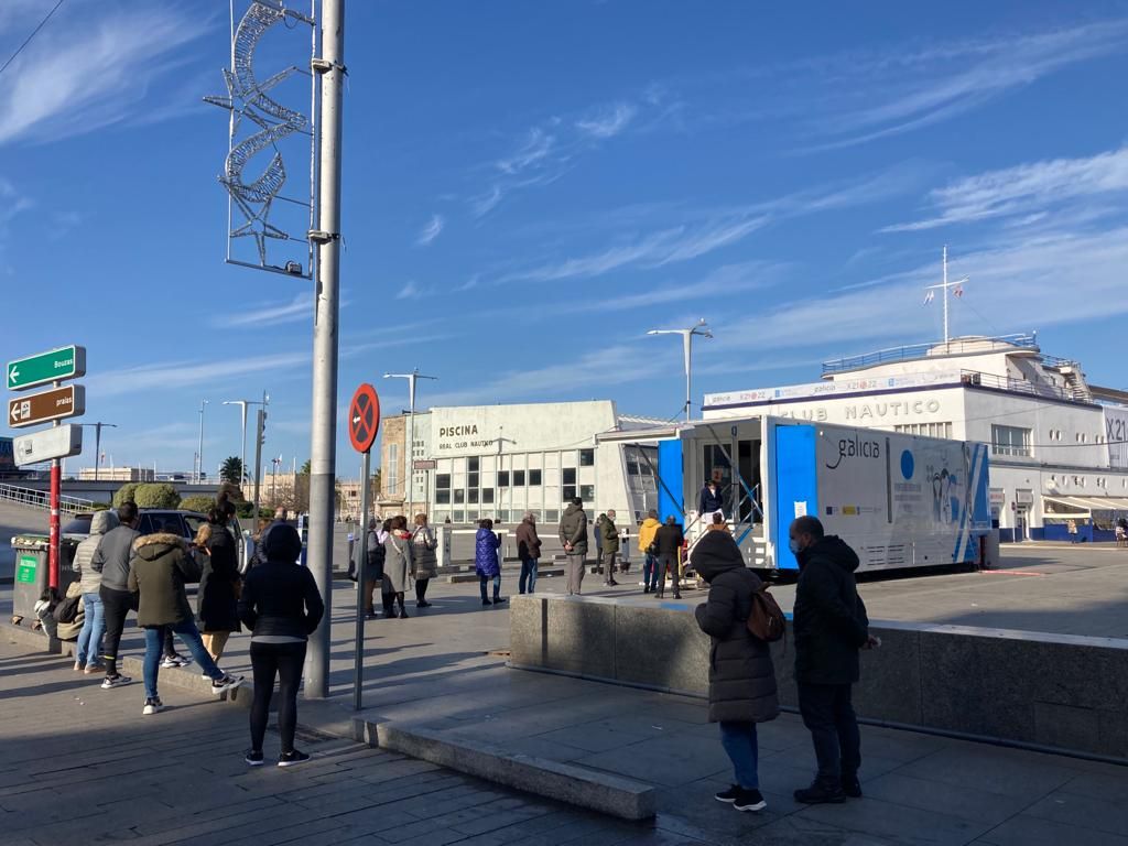 Los vigueses buscan blindarse frente al COVID antes de la Navidad