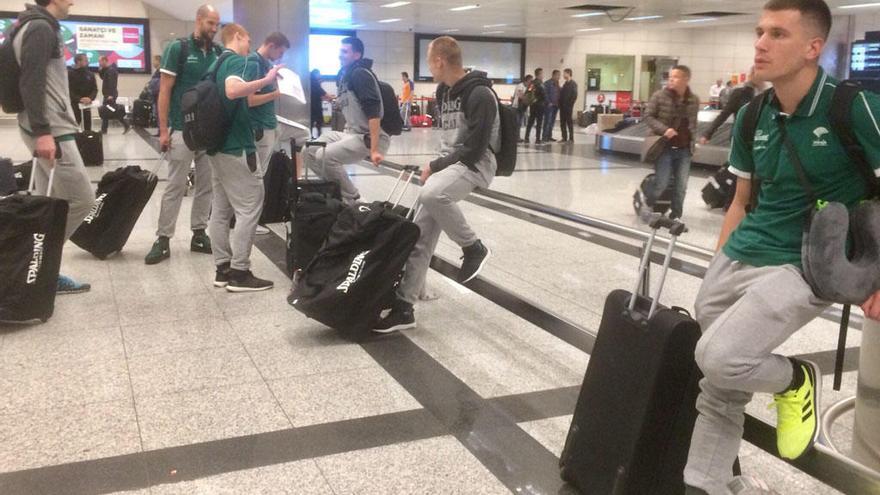 Los jugadores del Unicaja, ayer, a su llegada a Estambul.