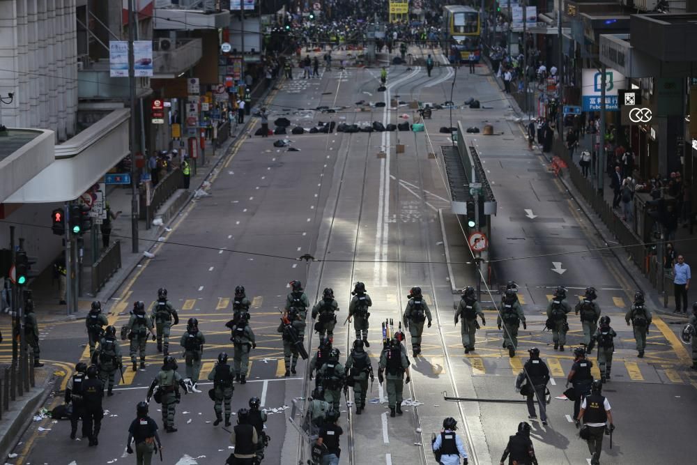 La violencia marcó este lunes una intensa jornada de huelga convocada por el movimiento de protesta hongkonés.