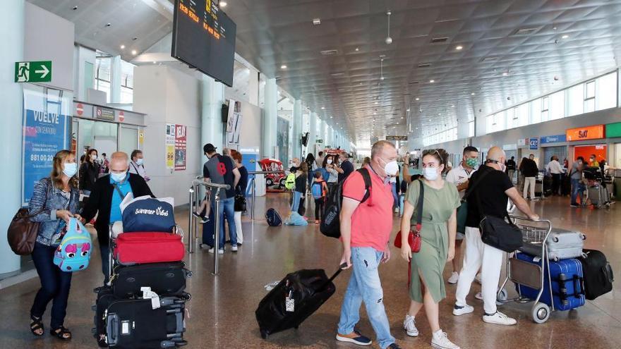 Pasajeros en la terminal de Peinador a principios de julio.