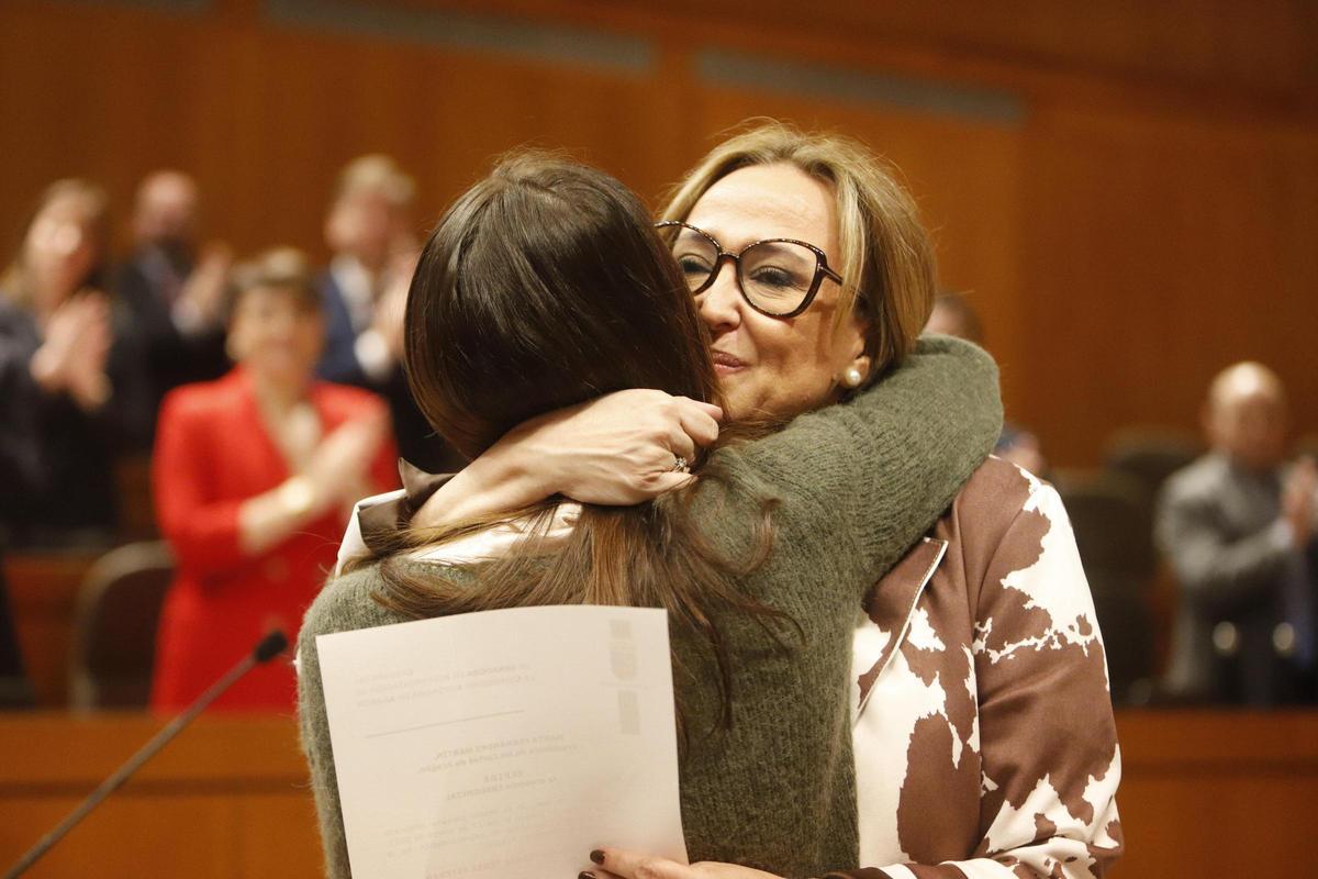 La presidenta de las Cortes, Marta Fernández, felicita a Mayte Pérez, tras su elección como senadora.