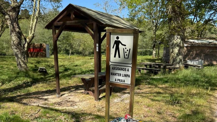 Usuarios de la playa fluvial del río Liñares denuncian falta de limpieza