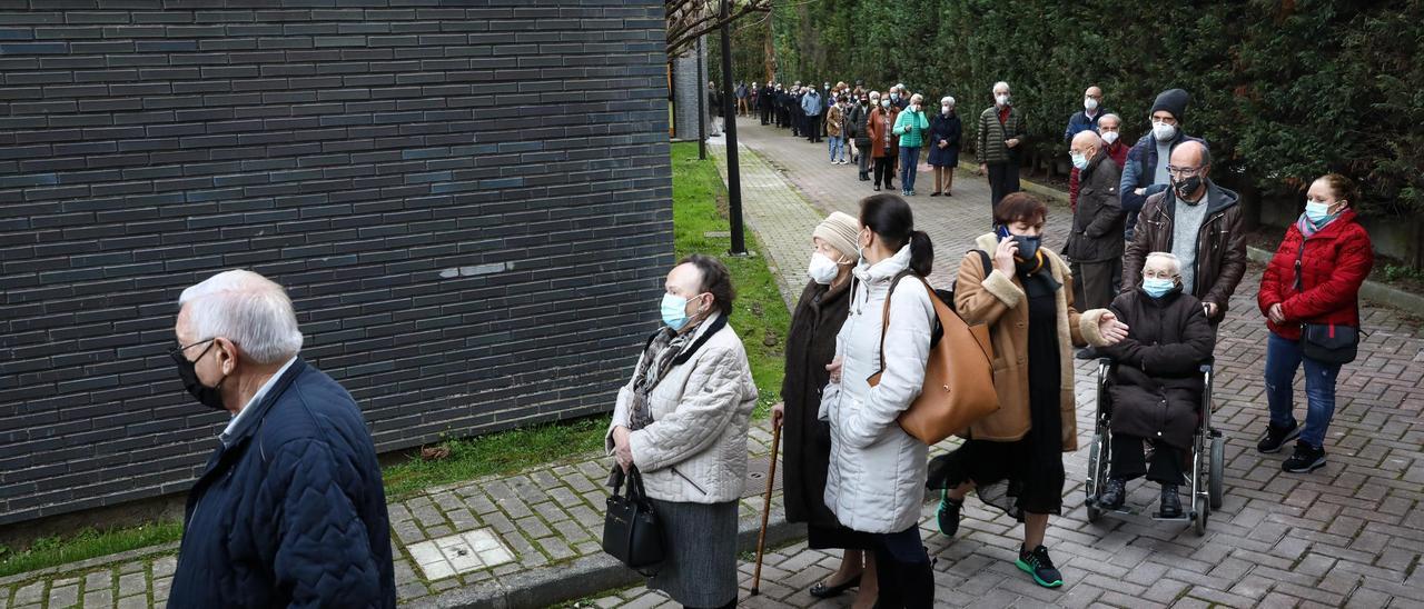 Gran cola alrededor del centro de salud gijonés El Parque-Somió en el primer día en el que citaron a mayores para vacunarse contra el covid