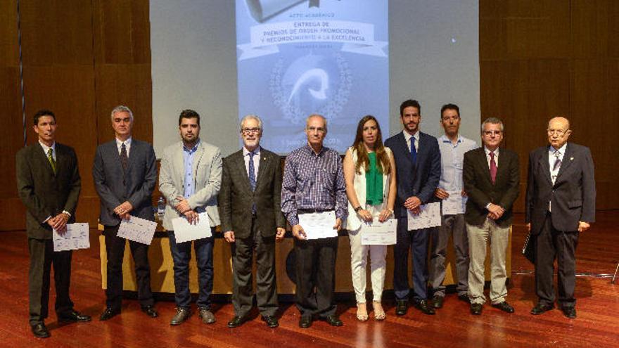 Imagen de los estudiantes galardonados con Mariano Gross y José Regidor, rector de la ULPGC.