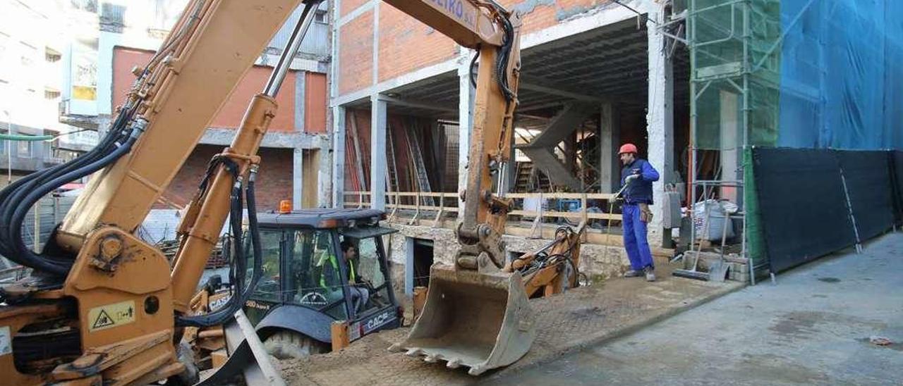 Trabajadores de una empresa de construcción, en un edificio en Lalín. // Bernabé/Gutier